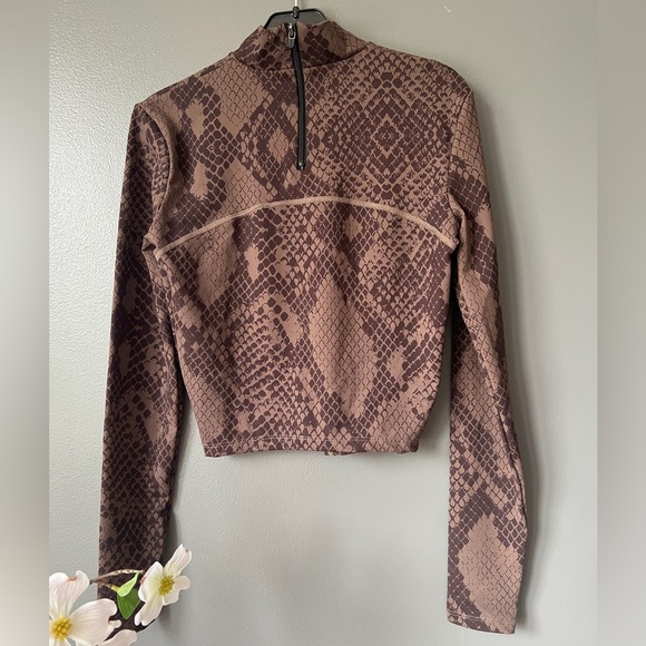 GUESS Mock Neck Erin Crop top (XS) - Picture 4 of 8